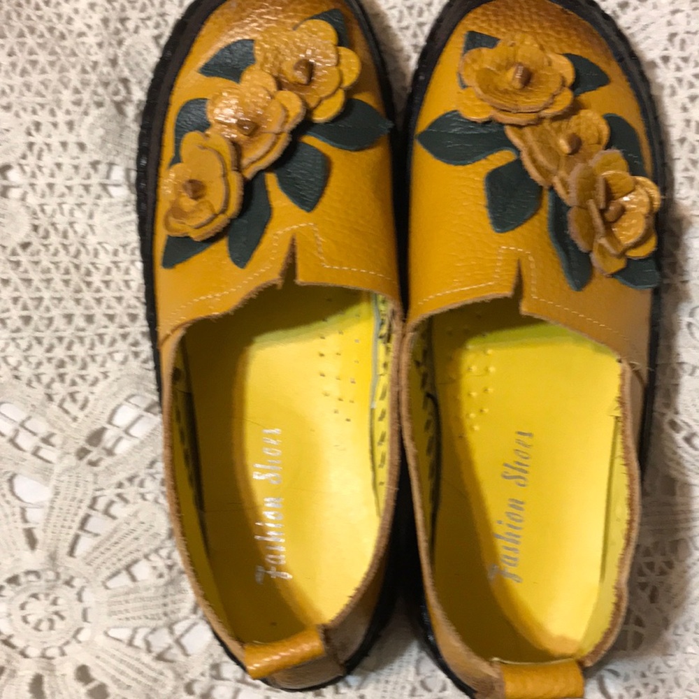 Size 7.5 yellow shoes - Picture 4 of 4